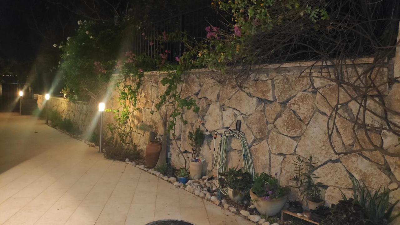 בית האומנים Artist Home Neve Ilan Exterior foto